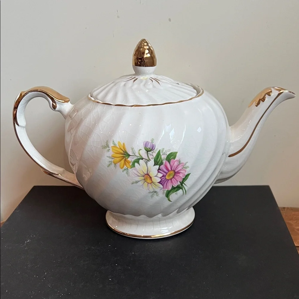 Ellgreave Genuine Heatmaster White  Floral Ceramic Teapot with Gold Trim
